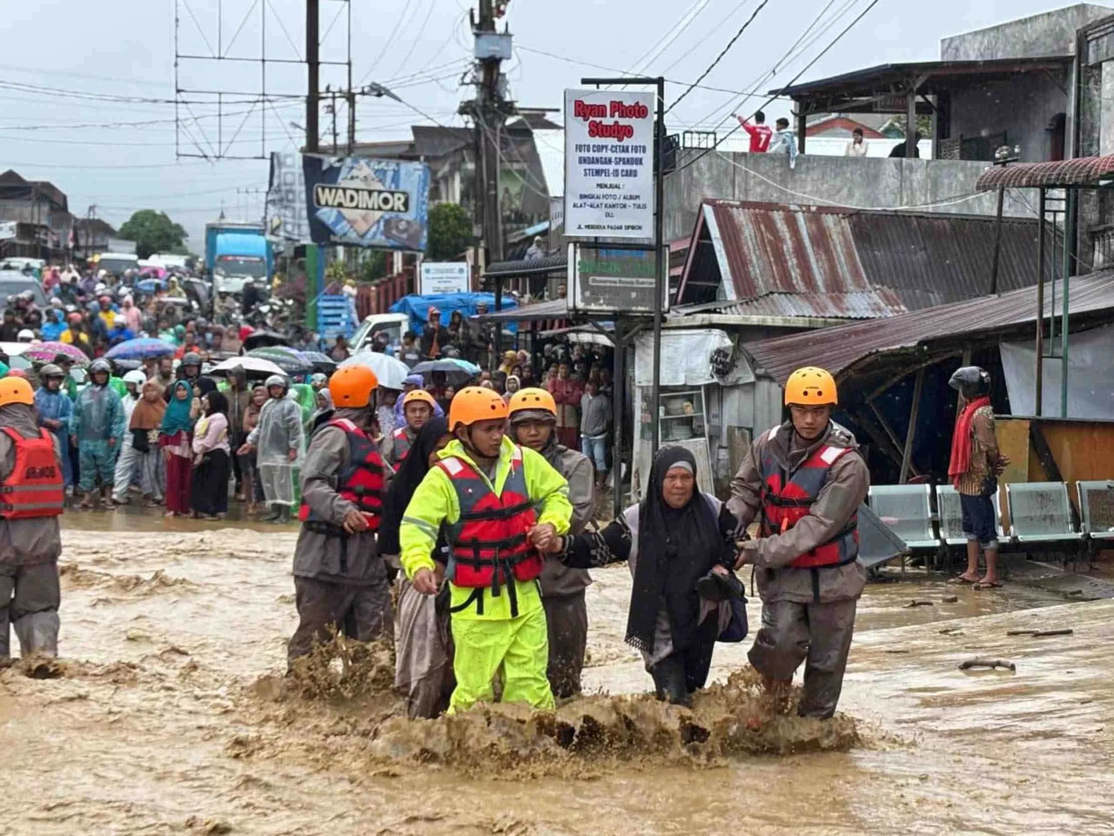 Banjir Sumatera: 883 Korban Tewas, Pemerintah Intensifkan Operasi Nasional