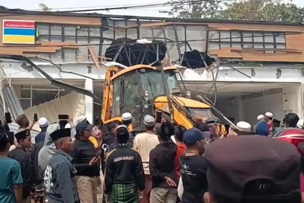 Pembongkaran minimarket di Pamekasan