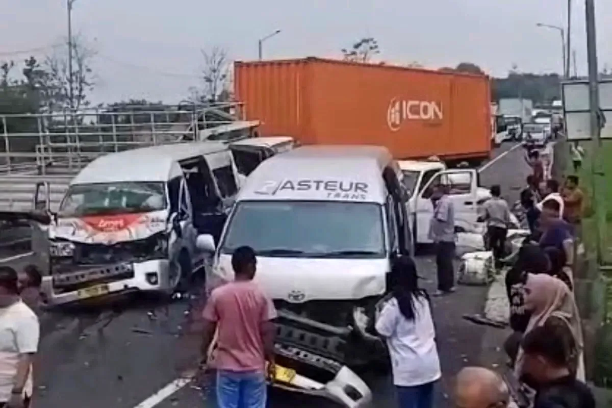 Kecelakaan beruntun terjadi di tol Cipularang km 91 arah Jakarta melibatkan 15 kendaraan, Rabu 07/10/2026