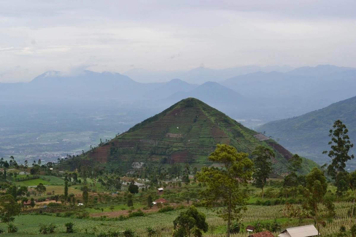Gunung Padang: Data Baru Menguatkan Hipotesis Rekayasa Purba