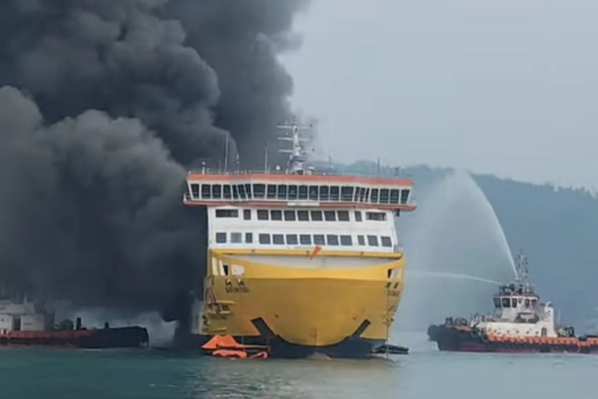 KMP Batumandi terbakar di perairan Banten 20/10/2026