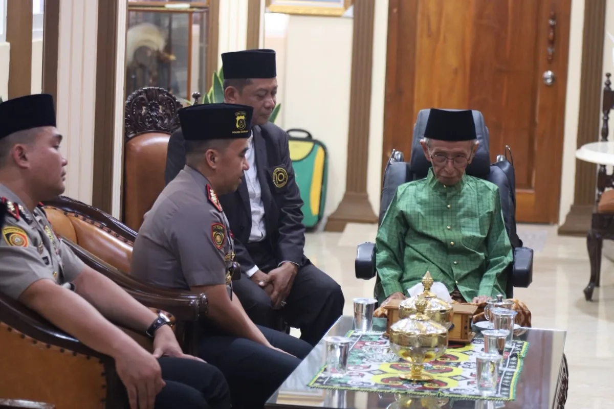 Kapolres Jombang bertemu pengasuh PonPes Shiddiqiyyah di Ploso, Jombang, Selasa (20/10/2026)