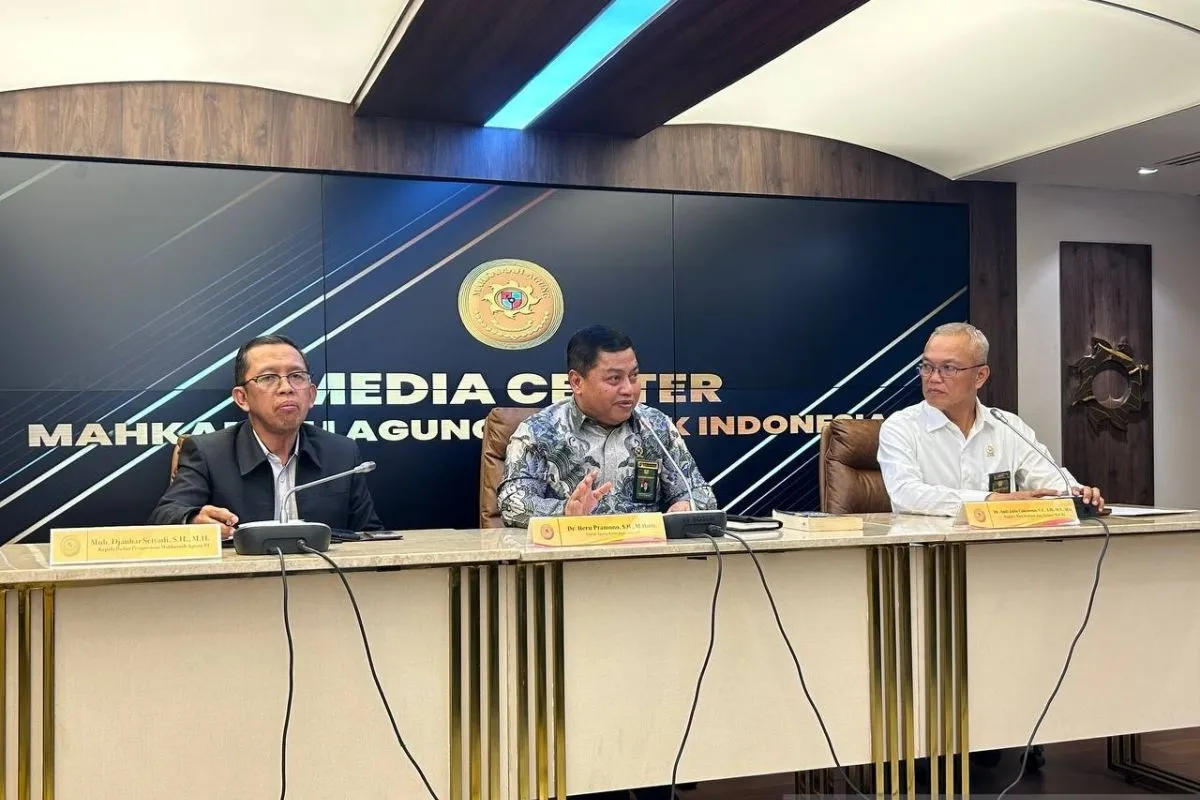 (Ki-ka) Kepala Badan Pengawasan MA Muh. Djauhar Setyadi, Juru Bicara MA Heru Pramono, dan Kepala Biro Hukum dan Humas MA Andi Julia Cakrawala dalam konferensi pers di MA, Jakarta, Senin (12/10/2026).