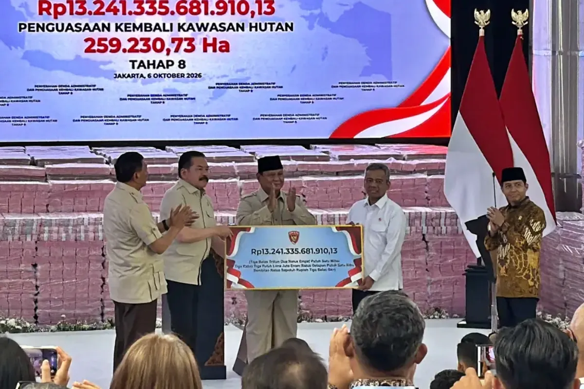 Presiden Prabowo Subianto di acara penyerahan uang negara hasil sitaan Satuan Tugas (Satgas) Penertiban Kawasan Hutan (PKH) di Gedung Bundar Kejaksaan Agung (Kejagung), Jakarta Selatan, Selasa (6/10/2026)