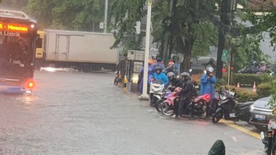 Kenapa Jakarta Macet Total Pagi Ini? Banjir, Tol Tersendat, dan Sinyal BMKG yang Sudah Terbaca