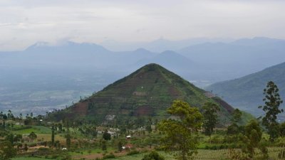 Gunung Padang: Data Baru Menguatkan Hipotesis Rekayasa Purba