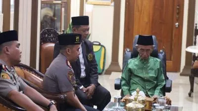 Kapolres Jombang Sowan ke Pesantren Shiddiqiyyah, Minta Doa Restu Kiai