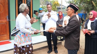 Shiddiqiyah Serahkan Rumah Syukur Bagi Warga Asli Papua asal Merauke