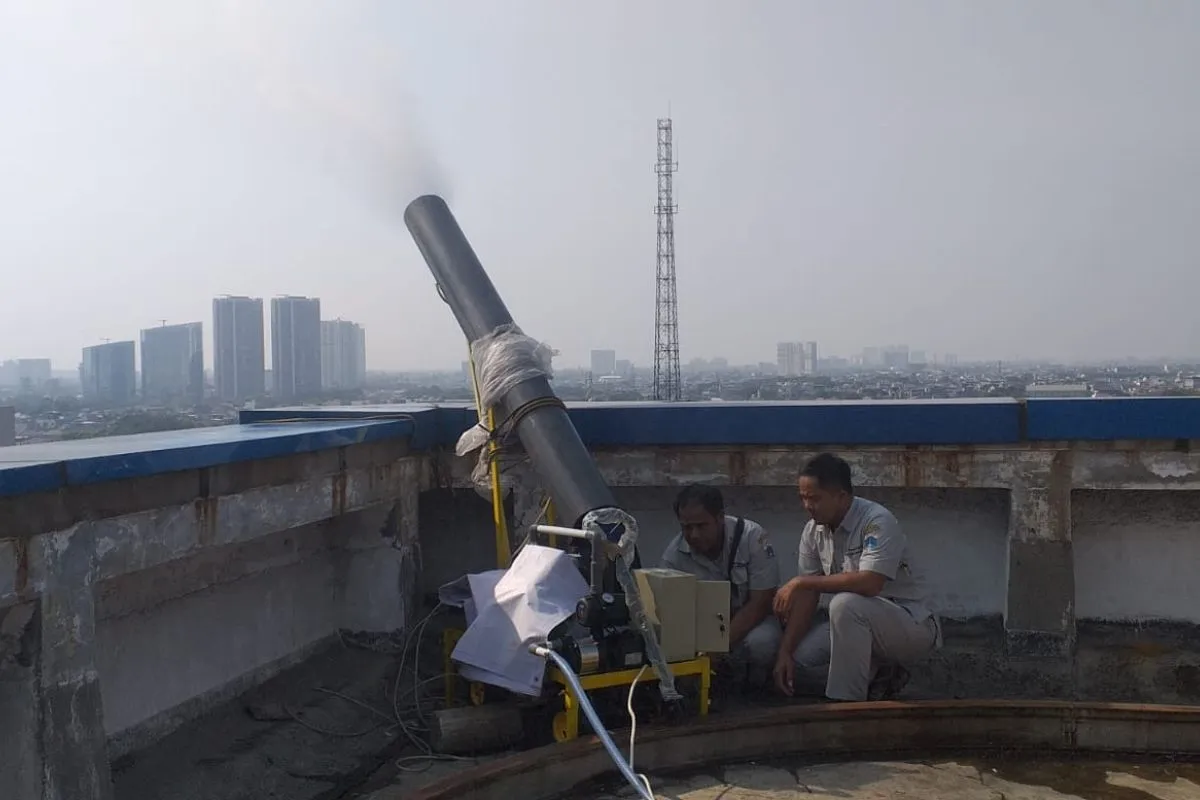 "Water mist generator" di atas gedung A Kantor Pemerintah Kota Jakarta Barat