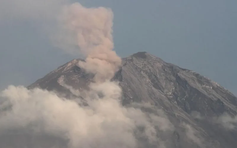 Erupsi Semeru 3.000 Meter Paksa Otoritas Perketat Radius Aman