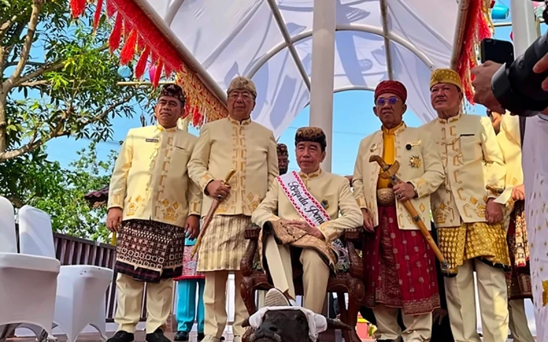 Jokowi Injak Kepala Kerbau